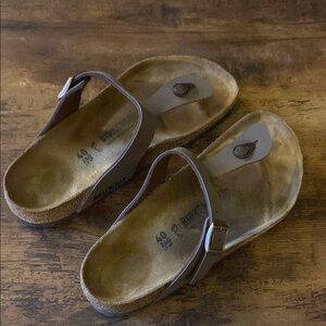Birkenstock Gizeh. Classic Tan Sandals size 10, 40 womens.